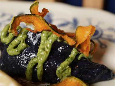 Qui � possibile gustare un menu che unisce la tradizione culinaria cinese a quella italiana, in particolare del Nord. Ad esempio i ravioli con baccal� mantecato alla veneziana accompagnati dai bao